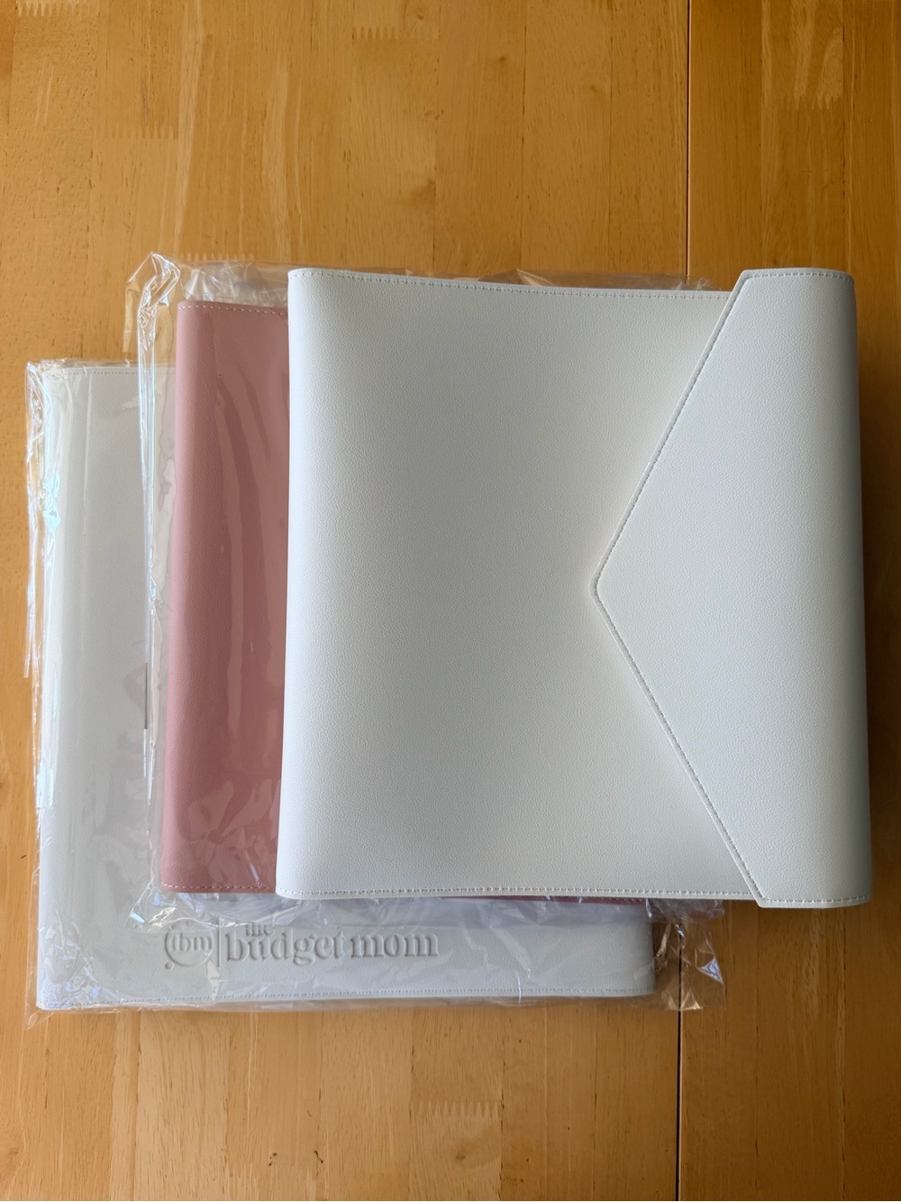The Budget Mom white folio